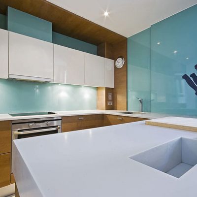 Glass Splashback in Modern Kitchen